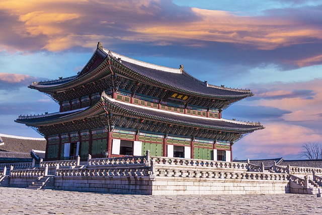 1. A Glimpse ⁤into the Past: Exploring the Majestic Gyeongbokgung Palace