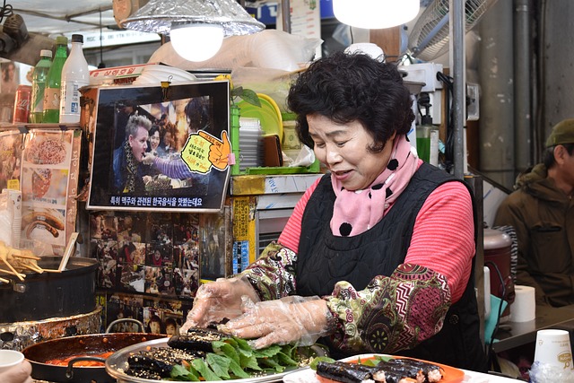 Indulge⁤ in Local‍ Delights at ⁤Gwangjang ‍Market, ‌Seoul